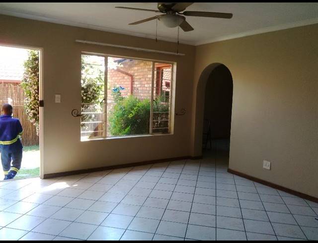 2 BEDROOM PROPERTY TO RENT IN ROOIHUISKRAAL NORTH